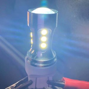 lámpara LED T20 2 polos con lupa blanca, 25W, 18 LED Canbus para función diurna o posición