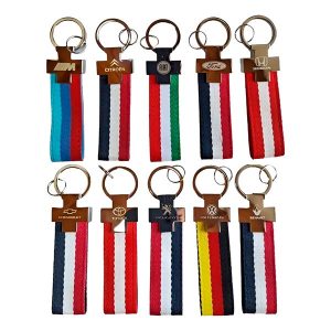 llavero con bandera de tela cocida y logo metálico de marcas de autos como Ford, VW, Toyota, Fiat, Renault y más